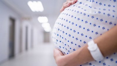 医生指出，孕妇如果出现冠病症状，早产的风险会增加一倍，宝宝出生后可能需要在新生儿加护病房接受护理。（示意图）