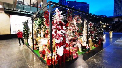 马尼拉CBD绿带商圈顶级商场GREENBELT5外的圣诞礼品屋周六傍晚开张，圣诞树一棵棵亮起灯。菲律宾每年10月就进入圣诞季，号称全球最长圣诞季。（图取自中新社）