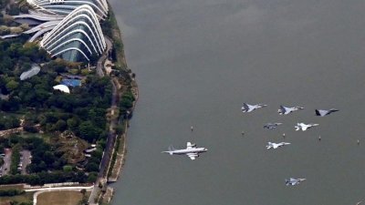 五国联防庆祝成立50周年，周一在新加坡滨海南附近水域举行空中巡礼。（新加坡国防部提供）