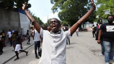 在海地首都太子港，一名示威者于周一的全国罢工中受伤，以抗议越来越多的绑架浪潮。（图取自路透社）