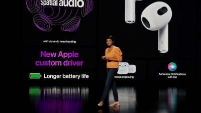 苹果公司在周一举行的发布会上，介绍第3代AirPods无线耳机。新款AirPods防水防汗，适合在锻炼时使用。-苹果公司/路透社-