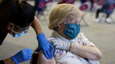 在密歇根州南菲尔德的疫苗接种诊所，一名长者于9月29日注射辉瑞疫苗追加剂。（图取自路透社）
