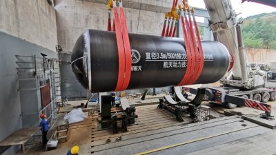 中国自主研制、世界最大推力500吨整体式固体火箭引擎周二测试成功。（图取自中新社/航天四院）