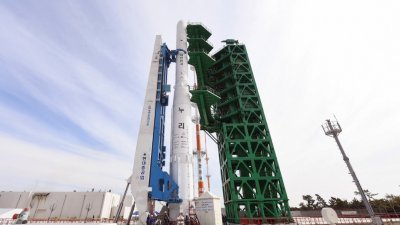 韩国国内自主研制的“世界”号运载火箭，于周三位于首尔以南473公里的全罗南道罗老宇宙中心发射台上。（图取自韩国航空宇宙研究院/法新社）