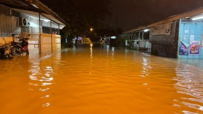 吉打多个地区于周三晚发生水灾，低洼住宅区淹成泽国。