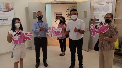 黄顺祥（右2）赞同槟安医院粉红10月响应活动的主题，即提高对乳癌的认识，不要拖延，不要犹豫。