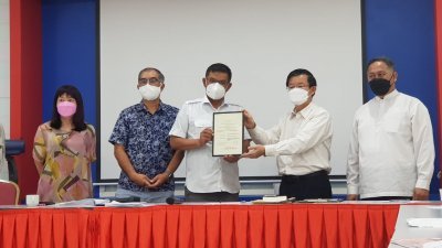 槟州希盟获社团注册局颁发注册证书，左起林慧英、峇迪亚、赛夫丁纳苏申、曹观友及罗斯兰。