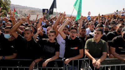 以色列当局发布军事命令，指定6个著名的巴勒斯坦人权团体为“恐怖组织”，此举迅速被巴勒斯坦外交部、权利团体和联合国谴责。图为在以色列北部的乌姆阿法姆这个主要是阿拉伯人的小镇上，经常被认定为巴勒斯坦人的以色列阿拉伯公民周五参与示威，反对社区内的暴力犯罪。（图取自路透社）