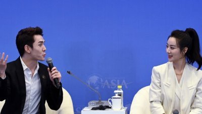 李佳琦（左）和薇娅，今年4月一同出席博鳌亚洲论坛2021年年会“乘风破浪的网红经济”分论坛。（图取自中新社）