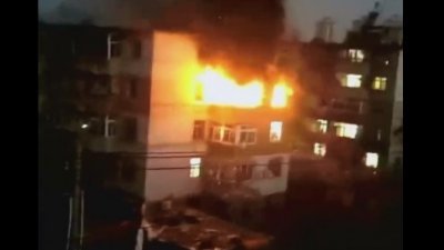 中国辽宁省大连市一栋民居楼周日清晨发生气爆事故，现场火势一度猛烈。（图截至网络影片）