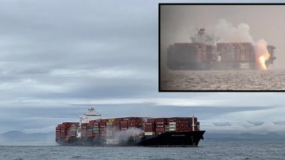 一艘货轮在加拿大不列颠哥伦比亚省对开海域起火，从远处望去只见船上有货柜著火（小图），船身笼罩在白烟中。（图取自加拿大海岸防卫队/SURFRIDER FOUNDATION CANADA/路透社）