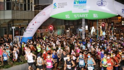 因新冠肺炎疫情停办一届，而阔别香港两年多的“渣打香港马拉松”重临开跑。本次赛事也是疫情爆发以来，香港首个有公众参与的大型体育盛事。（中通社）