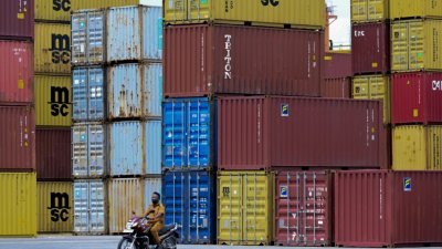 斯里兰卡首都科伦坡一处港口的货柜。（图取自法新社）
