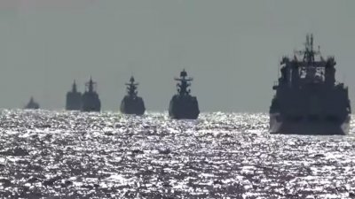 来自俄罗斯和中国的一组海军舰艇，在太平洋水域进行联合海上军事巡逻。（俄罗斯国防部/路透社）