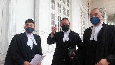 黄景亮（左起）、王优辛和高永泉对法庭裁决感到高兴，并希望政府停止上诉，让女童顺利摆脱无国籍儿童的身份。