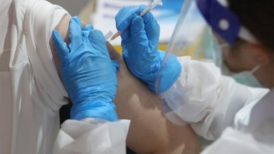 台湾中央流行疫情指挥中心周一公布，新增7宗接种新冠肺炎疫苗后丧生事件，其中1名15岁少女接种辉瑞疫苗后身亡。（中央社档案照）