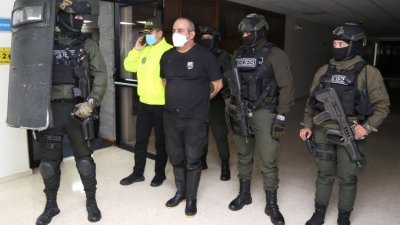 哥伦比亚头号毒枭奥托尼尔落网后，当局随后就将他带到到首都波哥大的一个军事基地关押。（图取自哥伦比亚警察/路透社）