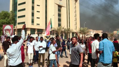 苏丹传出军事政变消息后，首都喀土穆街上聚满愤怒的民众。（图取自法新社）