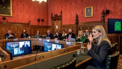 面子书前员工豪根当地时间周一出席英国国会委员会举行的听证会，再揭社交媒体巨头的不透明运作。-英国国会2021/路透社-