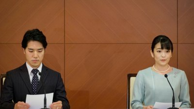 日本真子公主周二下午与丈夫小室圭，举行婚后首场记者会，两人现场并未接受任何记者提问，仅念完讲稿后便离席。（图取自路透社）