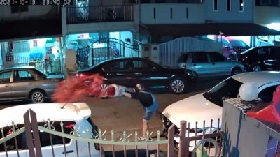 一名女子向事主弟弟的住家前方车辆泼红漆。（受访者提供）