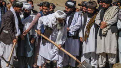 在喀布尔南部的Dasht-e-Padula，阿富汗塔利班首席发言人穆贾希德（中）周日出席了政府解决饥饿计划的启动仪式。（图取自法新社）