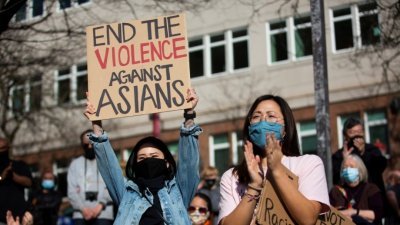 美国联邦调查局（FBI）当地时间周一重新公布最新数据，去年针对亚裔的仇恨犯罪上升了76%。图为今年3月13日，华盛顿州西雅图市唐人街国际区的兴海公园，可见民众参与反亚裔仇恨犯罪的示威活动，他们一边欢呼一边聆听演讲。（路透社档案照）