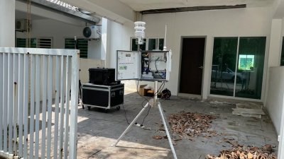 槟州环境局在Hijauan Valdor住宅区第41路进行空气质量检测。