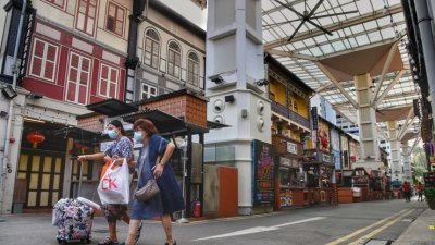 牛车水美食街以售卖经典新加坡美食的小贩推车来吸引旅客及当地民众，经营20年不敌疫情打击，上周五结束营业。（图取自网络）