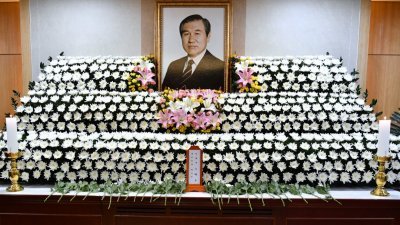 在韩国首尔国立大学医院的灵堂上可以看到在周一病逝，享年88岁的已故韩国前总统卢泰愚的肖像。-法新社-
