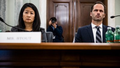 Snapchat全球公共政策副总裁斯托特（左）和TikTok美洲公共政策主管贝克曼，当地时间周二出席参议院消费者保护小组委员会的听证会。（图取自法新社）