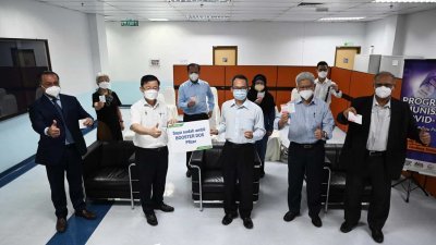 曹观友（左2起）及刘子健，周三中午与行政议员一起在槟城中央医院接种加强剂。