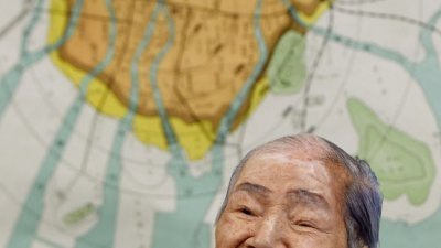 日本原子弹氢弹爆炸受害者团体协会共同主席坪井直，是广岛原子弹爆炸中的幸存者，其家人周三证实，坪井周日（24日）因贫血造成的心律失常而病故。图为2016年4月11日，坪井于广岛举行的新闻发布会上，在一张显示原子弹爆炸对该市破坏程度的地图前发言。（图取自法新社）