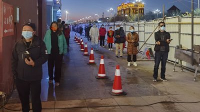 内蒙古自治区额济纳旗，民众周二有序排队等待核酸检测。（图取自中新社）
