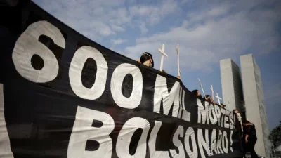 巴西民众本月8日举行示威活动，悼念60万因新冠肺炎逝去的生命，并将责任归于总统博索纳罗的过失。 （图取自路透社）