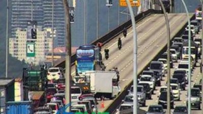槟城大桥发生一起涉及轿车与罗里的车祸，导致从北赖往槟岛方向的路段陷入严重塞车。