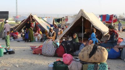 在与阿富汗接壤的巴基斯坦小镇杰曼，阿富汗难民在一个临时避难所的帐篷内休息。（图取自法新社）