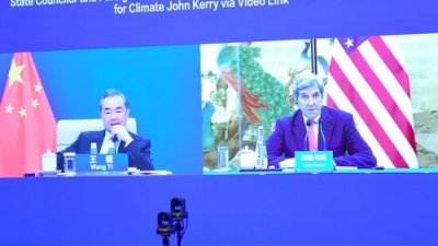 中国外长王毅（左）周三通过视频，会见正在天津进行中美气候变化磋商的美国总统气候问题特使克里。-图取自中国外交部网站-