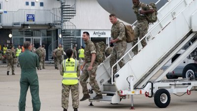 英国武装部队第16空中突击旅的成员结束阿富汗的撤侨任务，8月29日返抵伦敦西部的英国皇家空军布里兹诺顿基地。（图取自法新社）