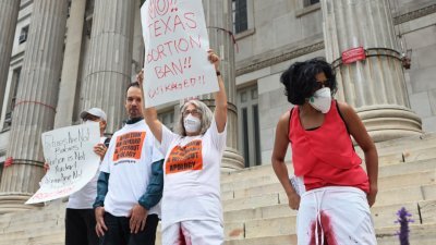 一群反对得州严苛堕胎法案的人士，当地时间周三在纽约市布鲁克林自治市镇大厅，举行生殖权利集会。（图取自法新社）