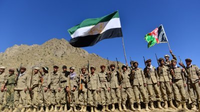 潘杰希尔省是阿富汗反塔利班力量最后坚守之地。图为周四一组反塔利班武装人员在潘杰希尔省达拉马利马区接受军事训练。（图取自法新社）