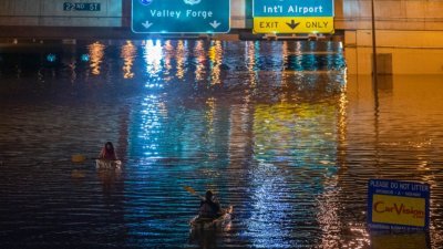 风暴“艾达”残余带来的暴雨冲击美国东部地区，造成突发性洪水和重大破坏。在宾夕法尼亚州费城，有人在遭洪水淹没的676州际公路划艇。（图取自法新社）