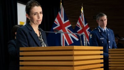 纽西兰总理阿德恩（左）期望本月能收紧反恐法律，将策划和准备恐怖活动的人士列为犯罪。右为纽西兰警察局长科斯特。（图取自法新社）