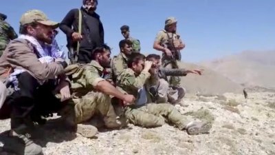 在这张未注明日期的照片，“阿富汗民族抵抗阵线”的成员在潘杰希尔山谷的一座小山上观察。（图取自“阿富汗民族抵抗阵线”/路透社）