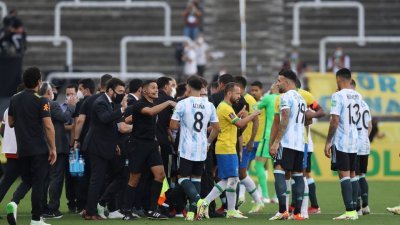阿根廷对阵巴西的世界杯入选赛昨晚正式打响，然而随著当地卫生监督局的介入，比赛最终被迫腰斩。（图取自路透社）