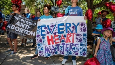 一群支持生命（反堕胎）的抗议者今年5月，站在得克萨斯州议会大厦的附近举行抗议活动。-法新社-