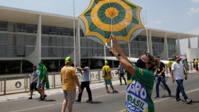 巴西总统博索纳罗的支持者当地时间周一，聚集在首都巴西利亚的普拉纳尔托宫（总统府）外。-路透社-