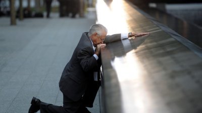 在911恐袭中痛失儿子的佩拉扎于2011年，也就是911纪念10周年当天，在纽约世贸中心遗址纪念馆北池旁轻抚著刻有儿子名字的纪念碑。（路透社）