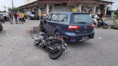 青年骑摩哆与轿车相撞，不幸丧命。
