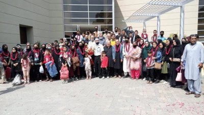 一批13至18岁的阿富汗国家青少年女子足球队的成员与家人，周三（15日）越界逃入巴基斯坦，在抵达拉合尔后，巴基斯坦足球联合会赠送花环欢迎。（图取自旁遮普省体育部/路透社）